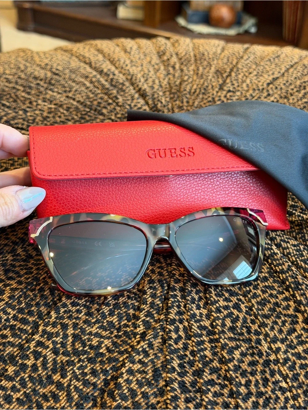 New with case and cloth Guess Tortoise and Pink Sunglasses